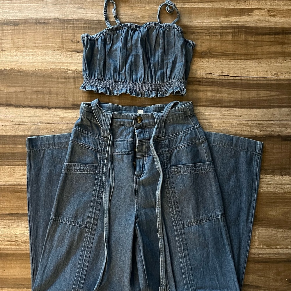 American Eagle women's denim high waisted wide legs jeans size 4 with top